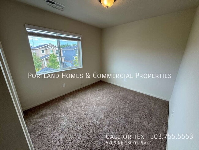 Building Photo - 5709 NE 130th Pl