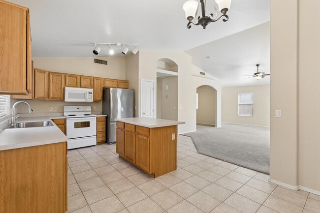 Building Photo - 921 E Montoya Ln