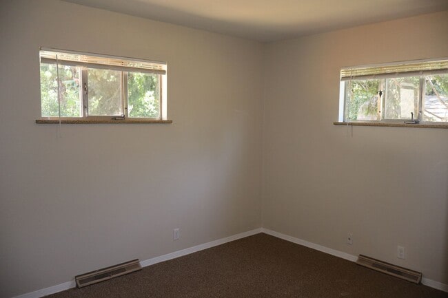 Building Photo - Spacious 3 Bedroom Home with Finished Base...