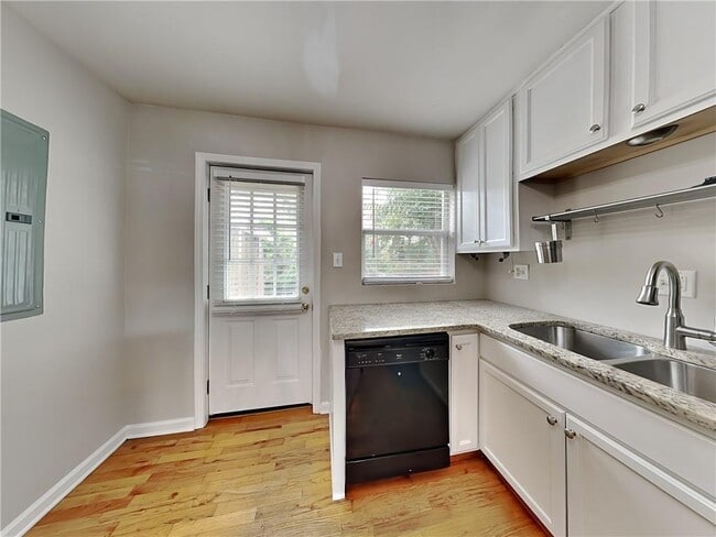 Building Photo - 1501 Stone Gate Ln SE