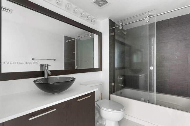 Building Photo - 1155 Brickell Bay Dr