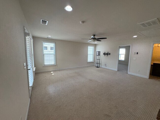 Building Photo - Your Franklin dream rental is here—4 bedrooms, a huge bonus, two en-suites, and an unbeatable loc...