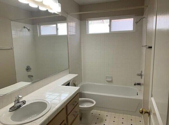 Building Photo - 3200 Fairlands Ct