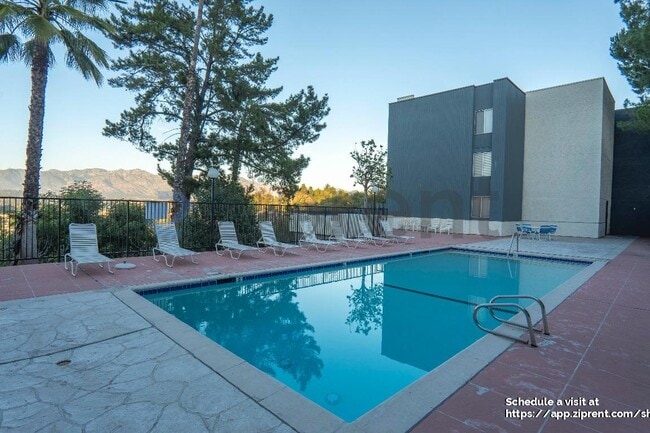 Building Photo - 4295 Vía Arbolada