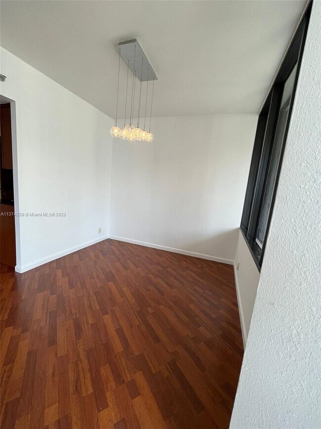 Building Photo - 520 Brickell Key Dr