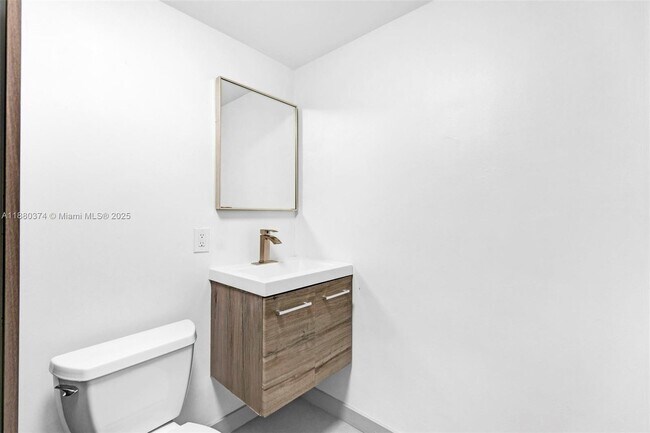 Building Photo - 570 SW 45th Ave