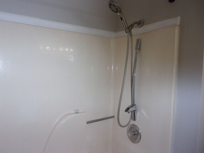 Building Photo - 2 Bedroom 1 Bath Condo with Private Deck i...
