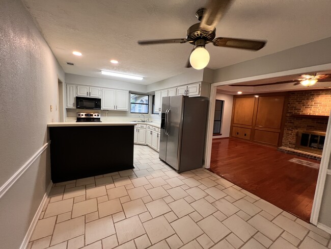 Building Photo - 505 Rustic Pl