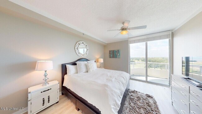 Building Photo - 2060 Beach Blvd