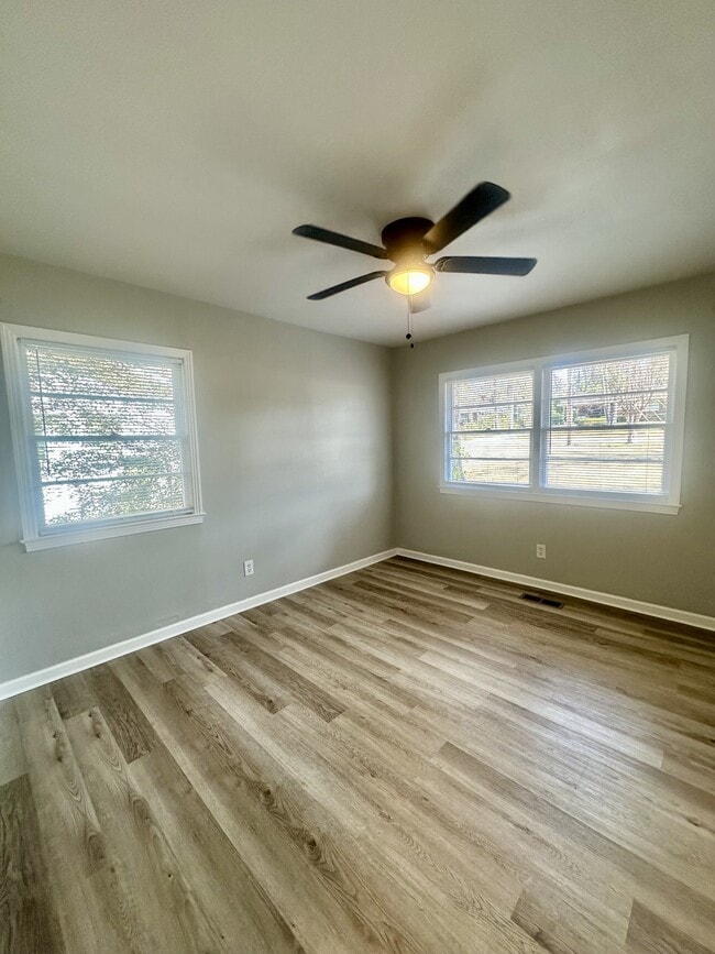 Building Photo - 2100 Park Ln