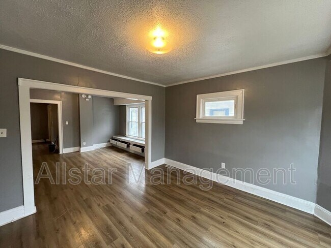 Building Photo - 10006 Lamontier Ave