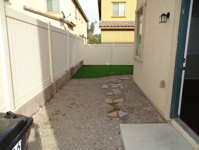 Building Photo - North Las Vegas Gated Community W/ Communi...