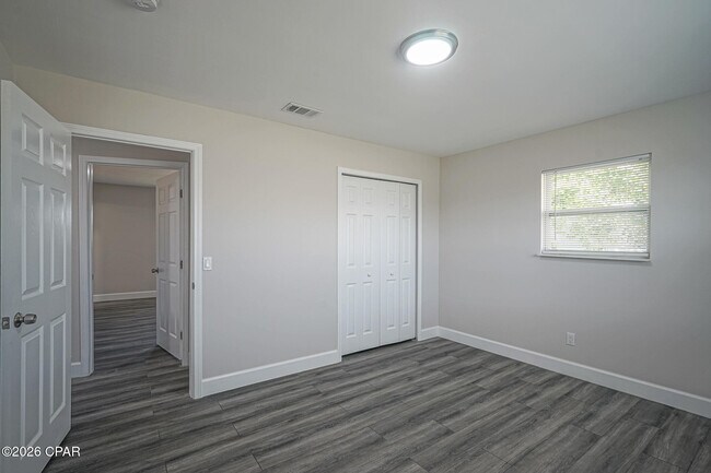 Building Photo - 410 S Star Ave