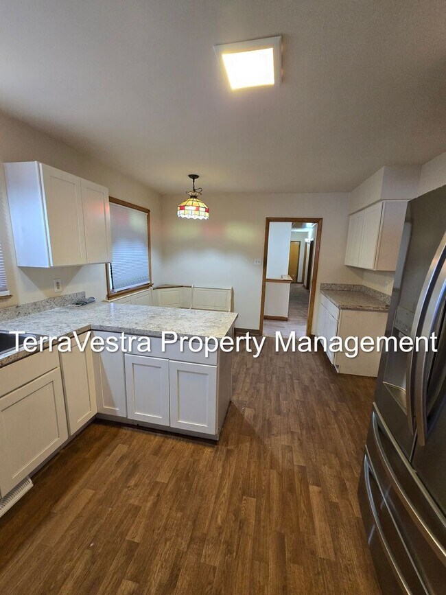 Building Photo - Available 1/2026! 6 Bedroom College Rental 2 Kitchens!!