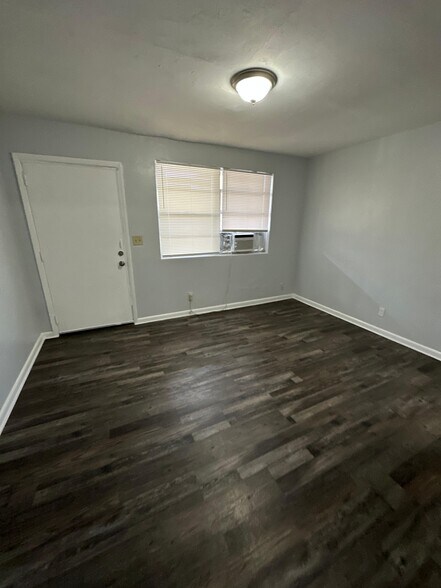 Building Photo - 2002 Palafox St