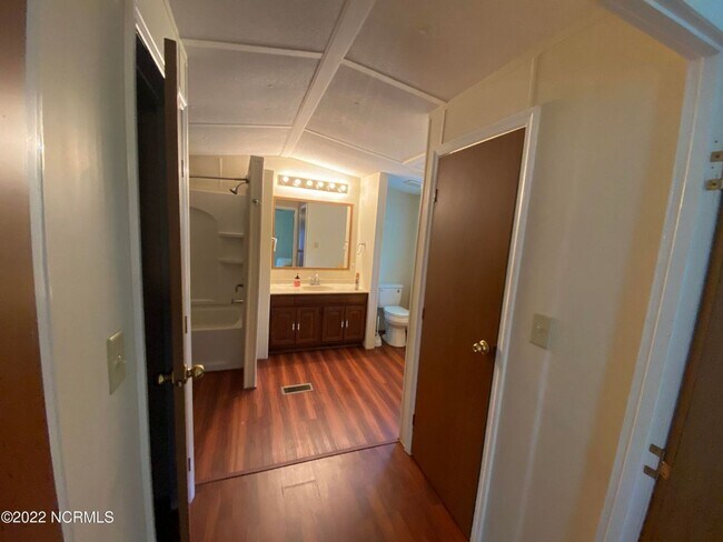 Building Photo - Cute Home Located in the center of everything