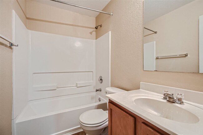 Building Photo - Move in ready!!  3 bedroom plus office!!