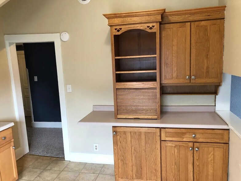 Building Photo - 1741 N Farwell Ave