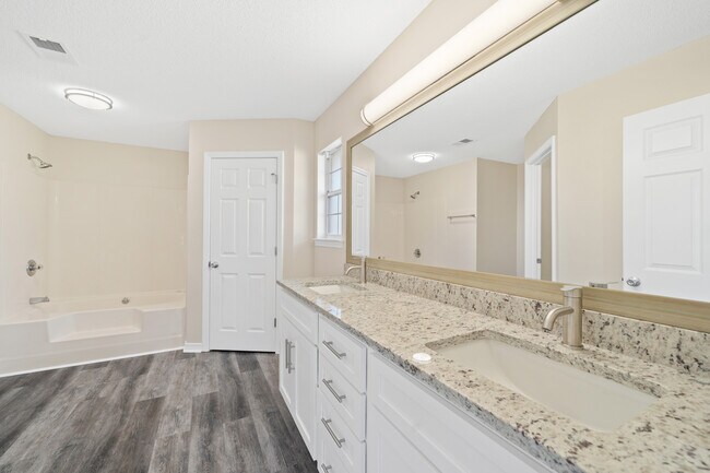 Building Photo - 2520 E Ashford Park Dr
