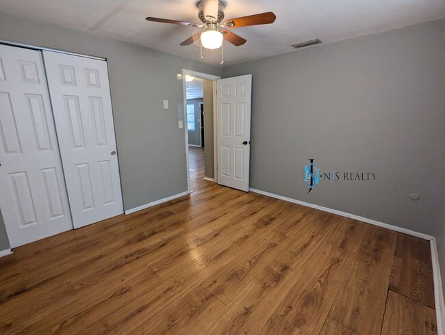Building Photo - Must See 3/2/1 over 1000sf with tile/lamin...