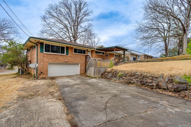 Building Photo - Three Bedroom Two Bathroom House For Rent