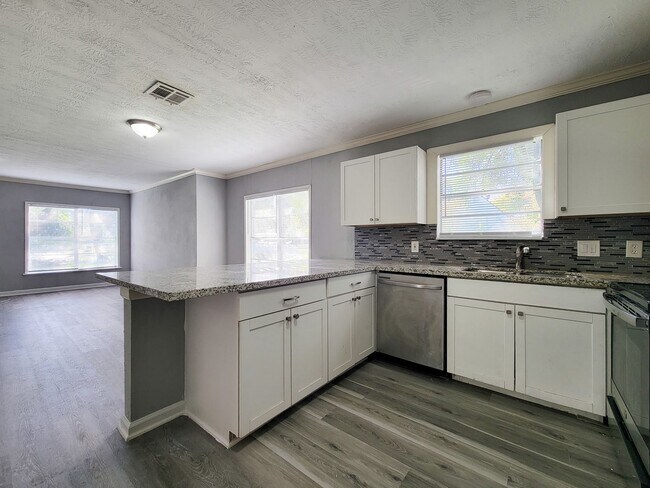 Building Photo - RECENTLY REMODELED HOME IN LA MARQUE