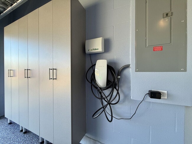 Building Photo - 10551 Park Meadowbrooke Dr