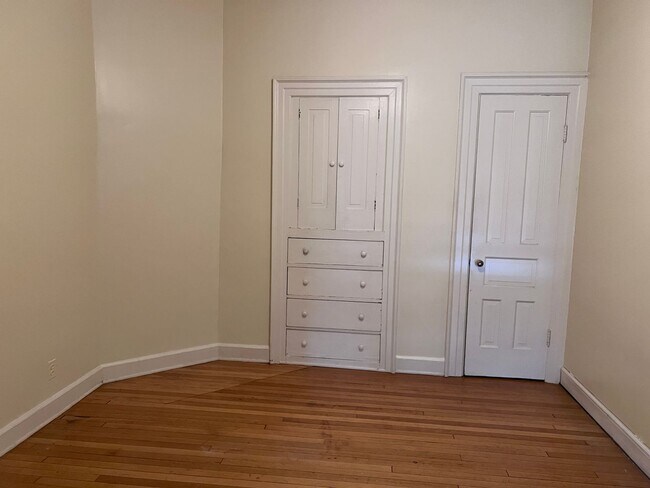 Building Photo - Adorable One Bedroom Upper in Heritage Hil...