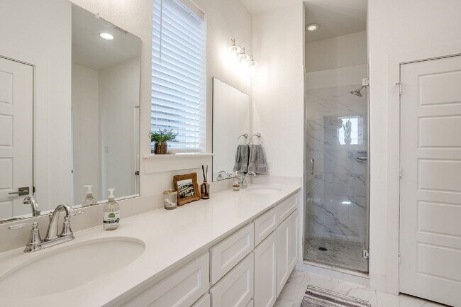 Building Photo - New Modern Townhome Just Steps Off TCU Cam...