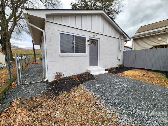 Building Photo - 96 1/2 Elm St