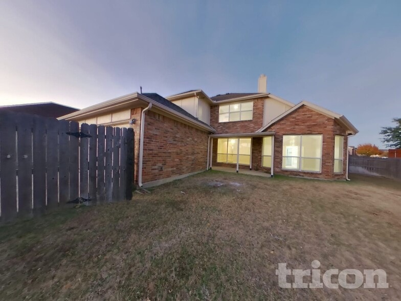 Building Photo - 2304 Greenview Dr