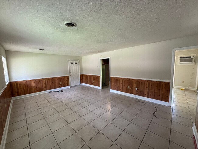 Building Photo - 3 Bed/1.5 Bath in Westland Plaza