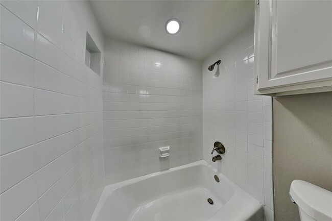 Building Photo - 8607 Pines Pl Dr