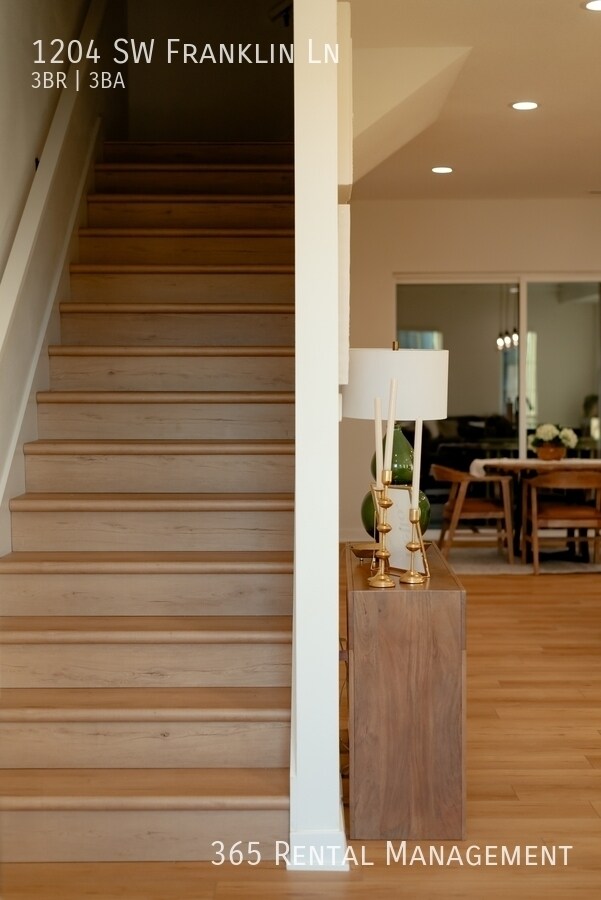 Building Photo - 1204 SW Franklin Dr