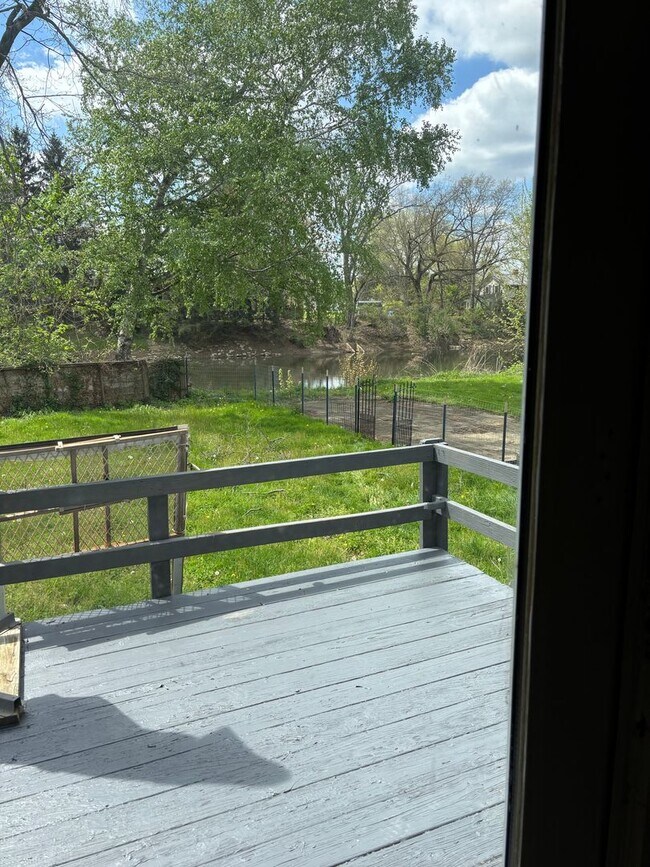 Building Photo - 3 Bedroom Ranch by the River