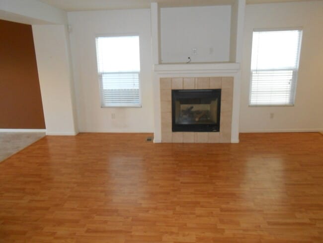 Building Photo - Beautiful 3 Bedroom/2.5 Bath Townhome with Attached 2 Car Garage in Northwest Loveland, CO