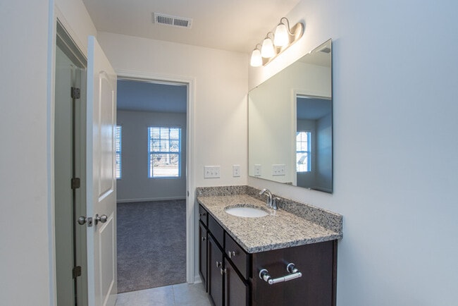 Building Photo - Two bedroom 2 1/2 bath townhome in great l...