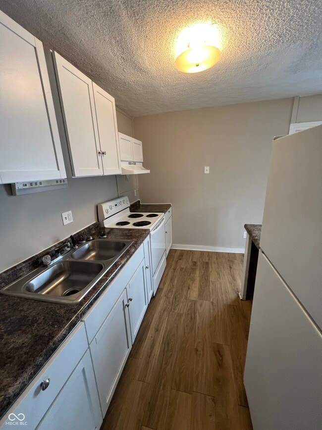 Building Photo - 9413 English Oak Dr