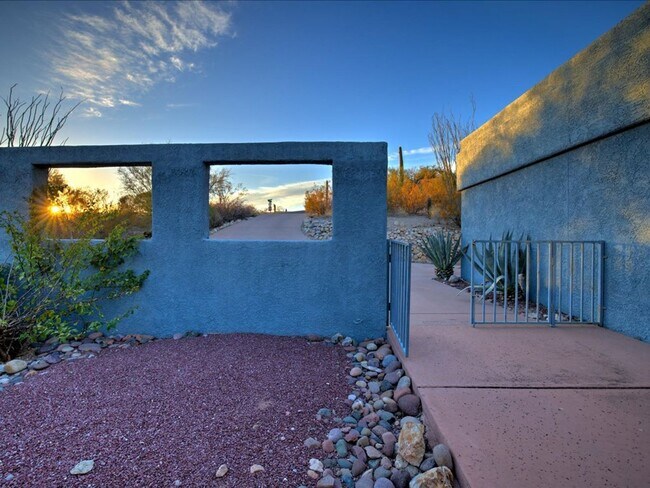 Building Photo - 4 Bedrooms, 3 Bathrooms