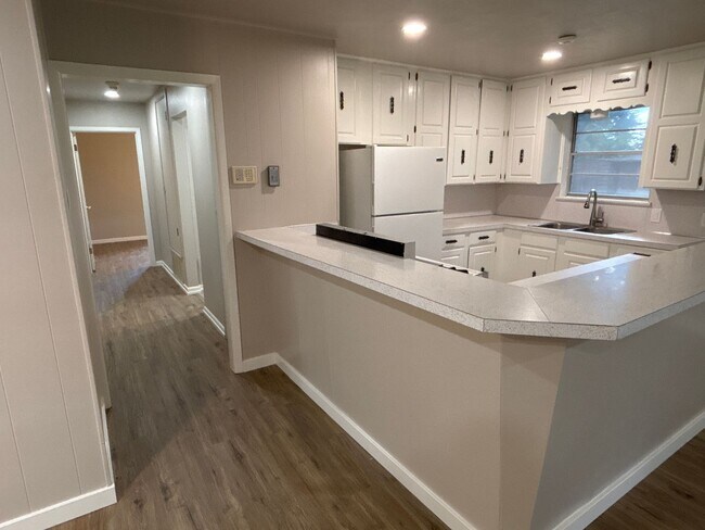 Building Photo - Freshly Updated & Ready For You!