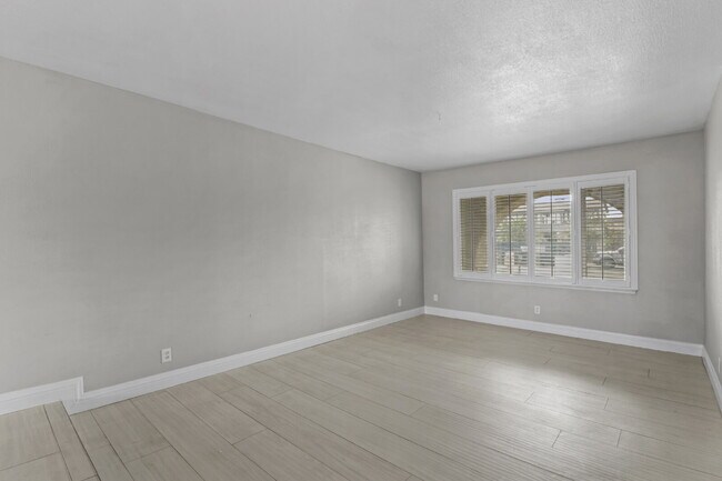 Building Photo - Welcome to your entertainers dream home!
