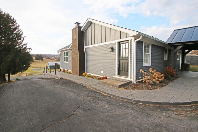 Building Photo - 3205 Oak Ridge Rd