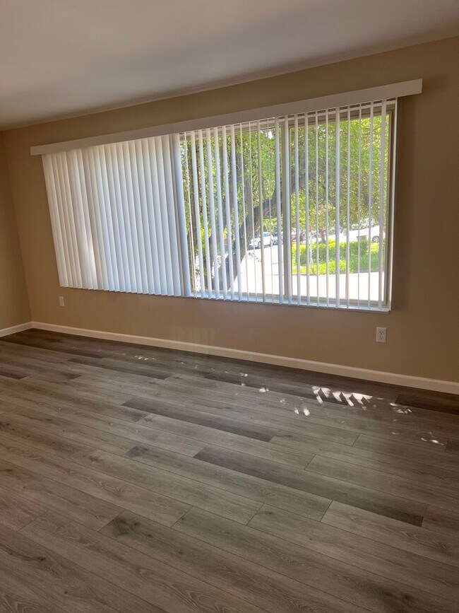 Building Photo - Newly Renovated 1-Bedroom Apartment in the Heart of Everett