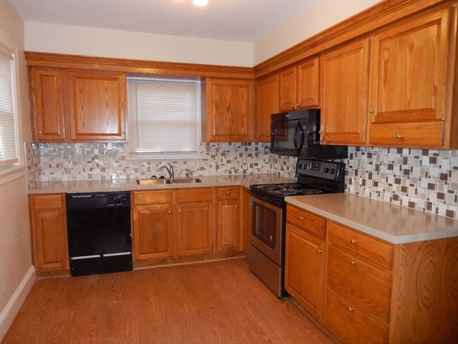 Building Photo - Large Colonial