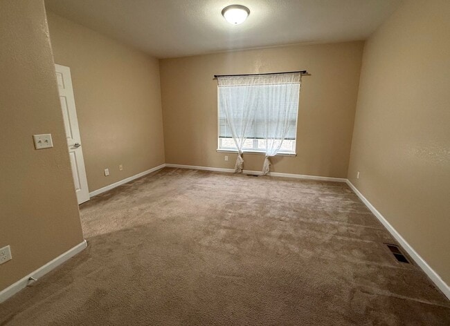 Building Photo - Gorgeous 4 bedroom with Triple Garage