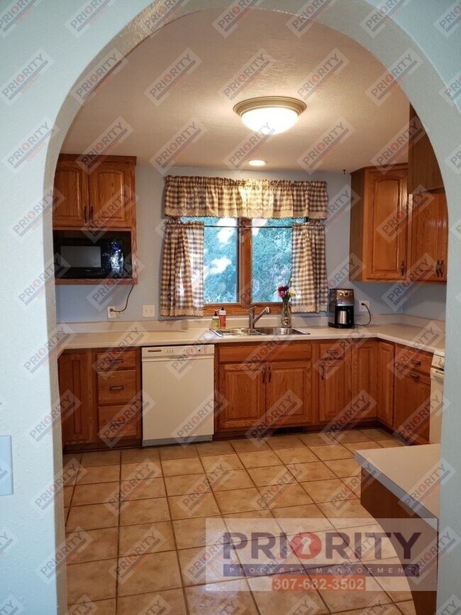 Building Photo - 3 bedroom, 2.5 bath Single-Family Home