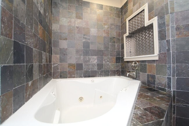 Building Photo - Spacious 3BR with Sunroom & Eat-In Kitchen – Holsberry Estates