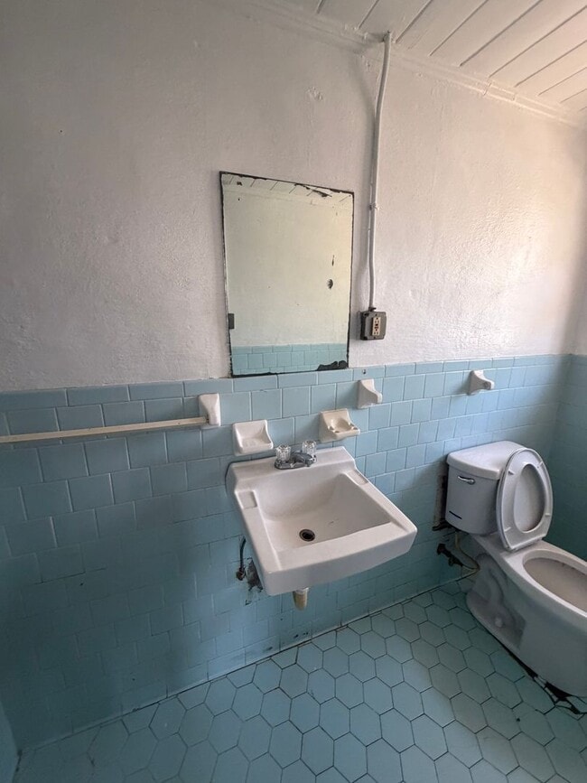 Building Photo - 607 E Gordon St