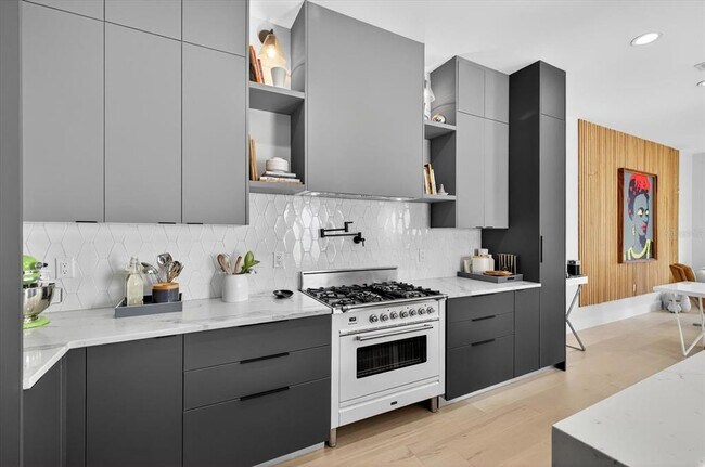 Building Photo - 423 W Amelia Ave