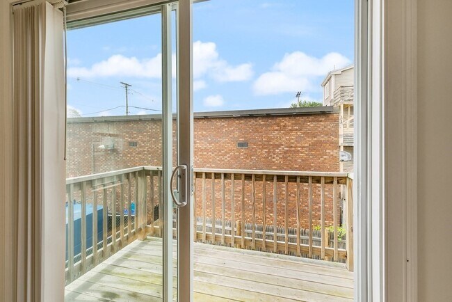 Building Photo - 25 Beachland Ave